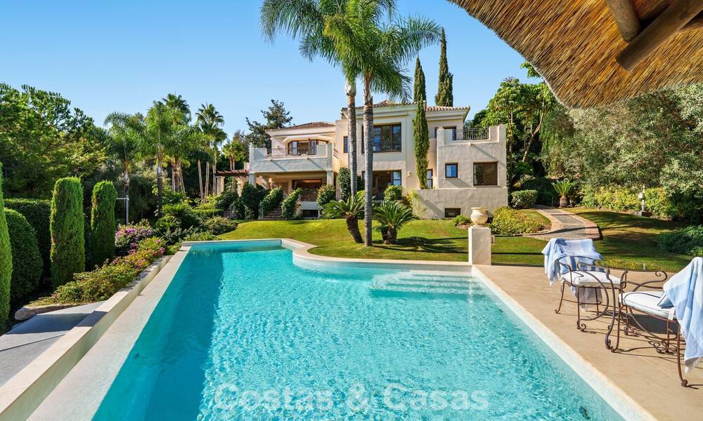 Excepcional villa de lujo española en venta en un oasis verde en la Milla de Oro de Marbella 798208