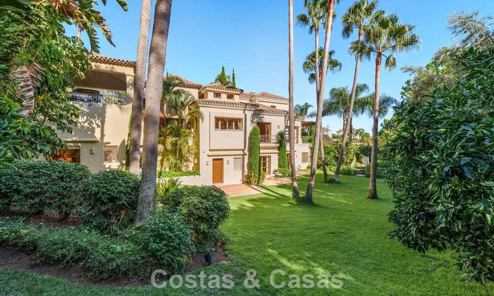 Excepcional villa de lujo española en venta en un oasis verde en la Milla de Oro de Marbella 798211