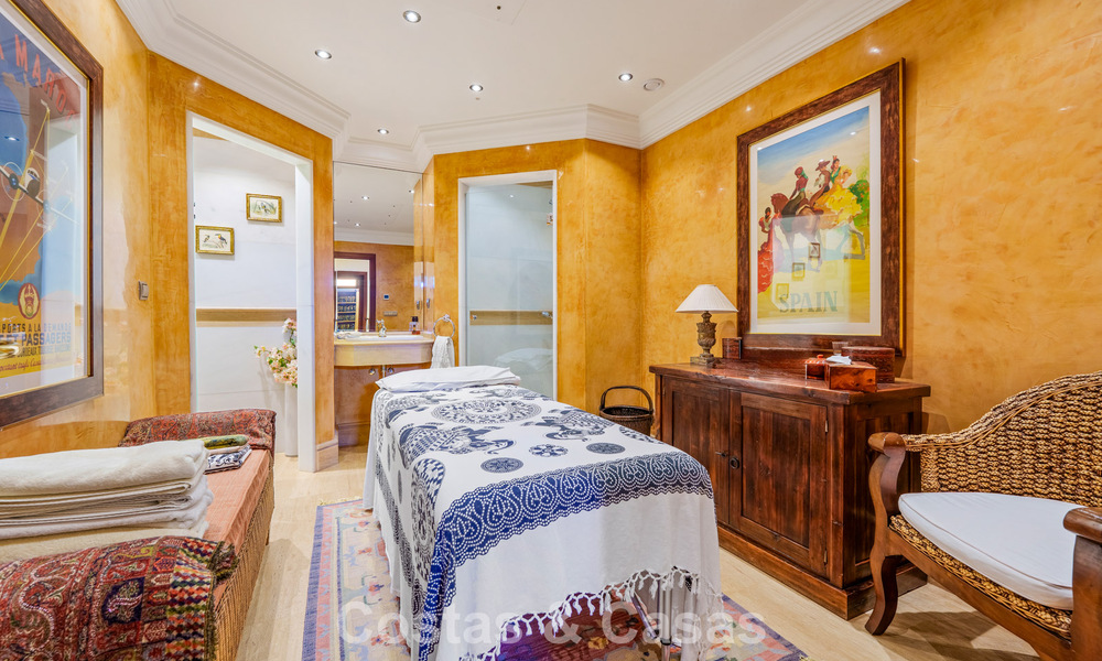 Excepcional villa de lujo española en venta en un oasis verde en la Milla de Oro de Marbella 798213