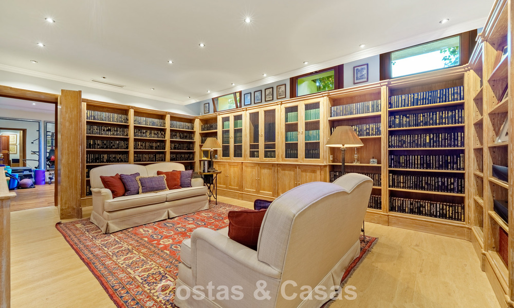 Excepcional villa de lujo española en venta en un oasis verde en la Milla de Oro de Marbella 798216
