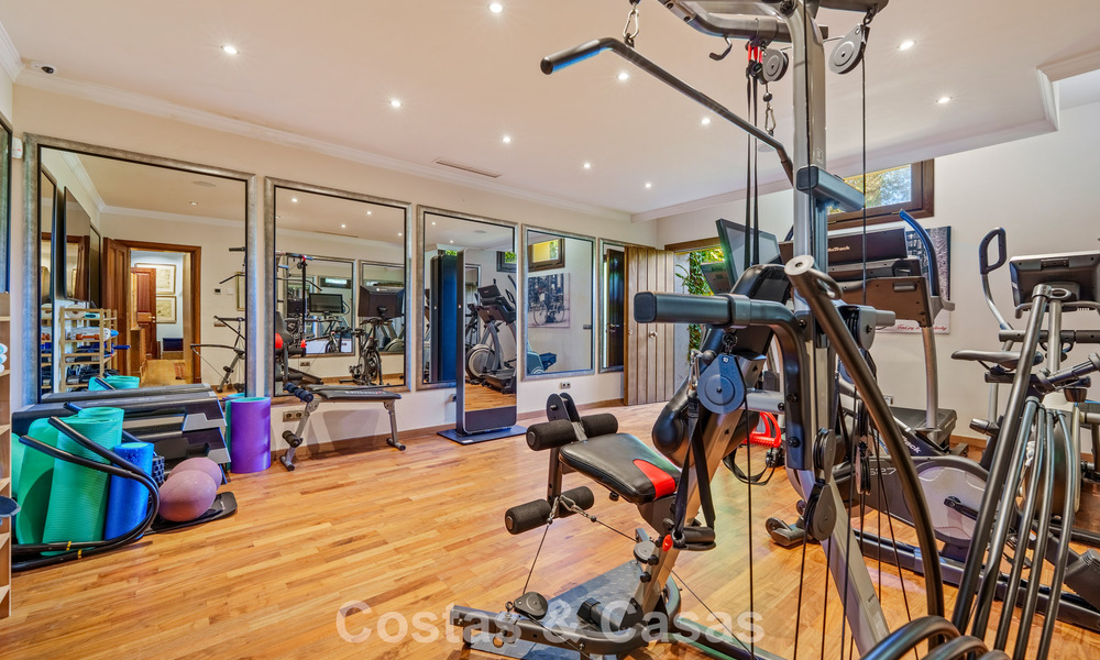 Excepcional villa de lujo española en venta en un oasis verde en la Milla de Oro de Marbella 798217