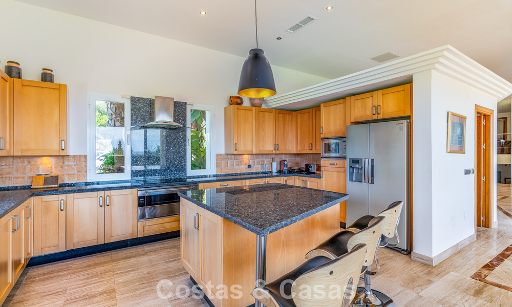 Exclusiva villa de estilo mediterráneo en venta en una amplia parcela en Marbella - Benahavís 797056