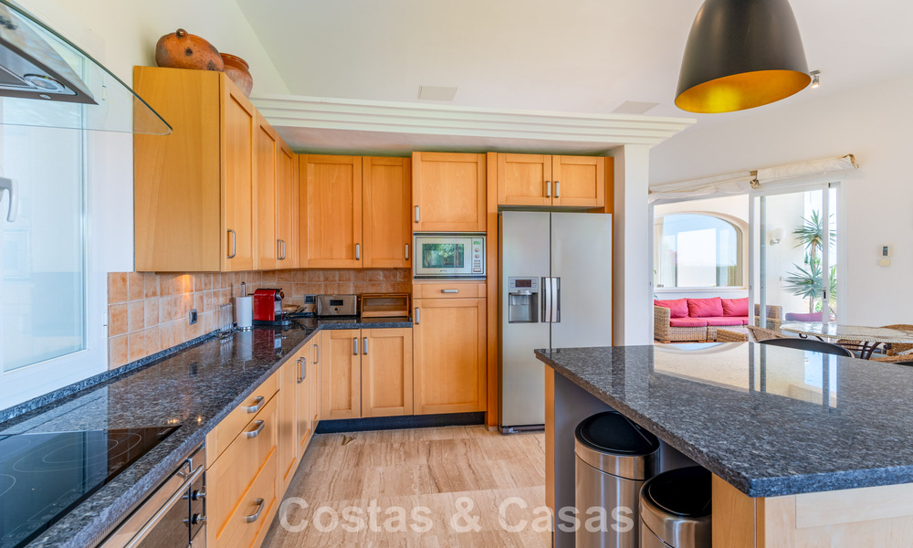 Exclusiva villa de estilo mediterráneo en venta en una amplia parcela en Marbella - Benahavís 797057