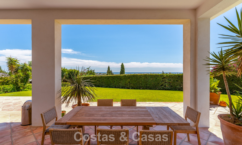 Exclusiva villa de estilo mediterráneo en venta en una amplia parcela en Marbella - Benahavís 797058