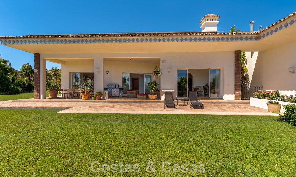 Exclusiva villa de estilo mediterráneo en venta en una amplia parcela en Marbella - Benahavís 797059