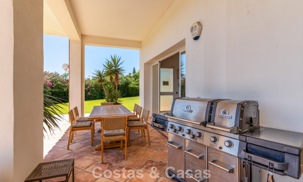 Exclusiva villa de estilo mediterráneo en venta en una amplia parcela en Marbella - Benahavís 797060