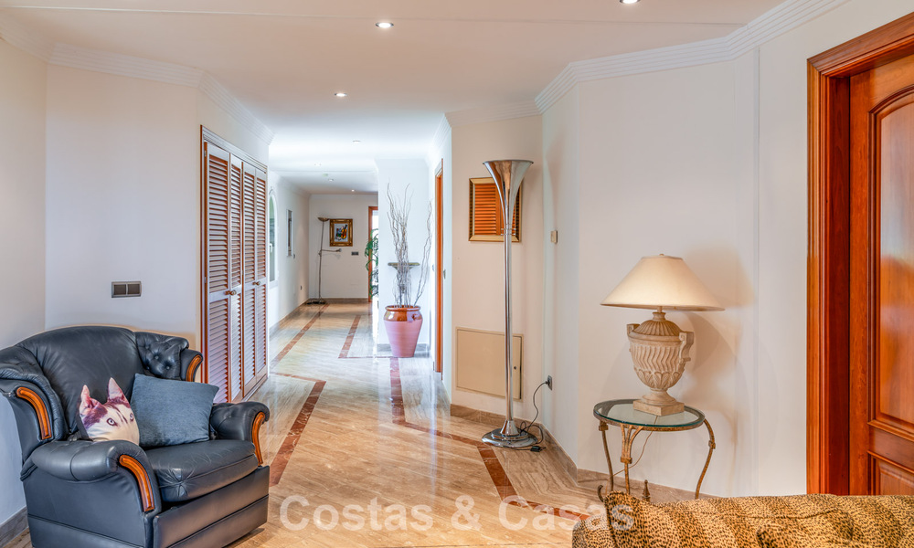 Exclusiva villa de estilo mediterráneo en venta en una amplia parcela en Marbella - Benahavís 797066