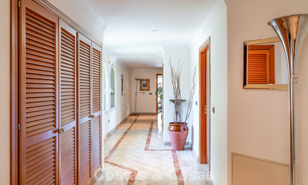 Exclusiva villa de estilo mediterráneo en venta en una amplia parcela en Marbella - Benahavís 797067