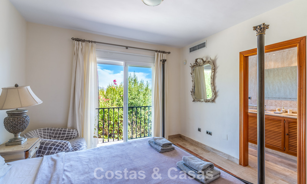 Exclusiva villa de estilo mediterráneo en venta en una amplia parcela en Marbella - Benahavís 797070