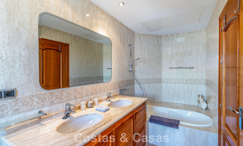 Exclusiva villa de estilo mediterráneo en venta en una amplia parcela en Marbella - Benahavís 797071