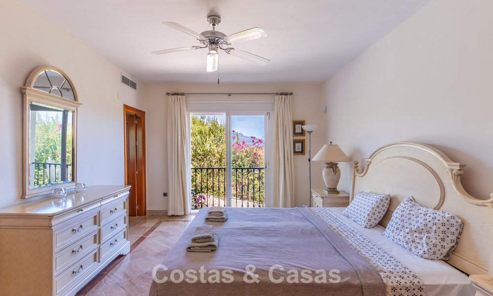 Exclusiva villa de estilo mediterráneo en venta en una amplia parcela en Marbella - Benahavís 797073