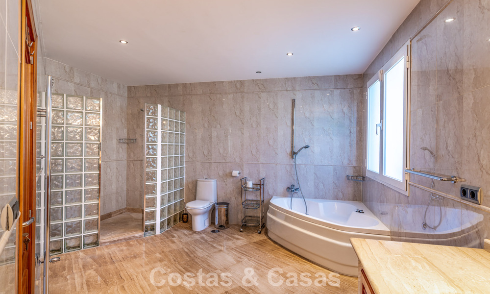 Exclusiva villa de estilo mediterráneo en venta en una amplia parcela en Marbella - Benahavís 797075