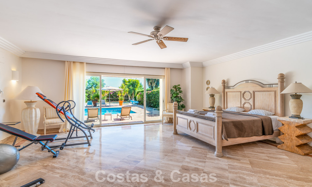 Exclusiva villa de estilo mediterráneo en venta en una amplia parcela en Marbella - Benahavís 797077