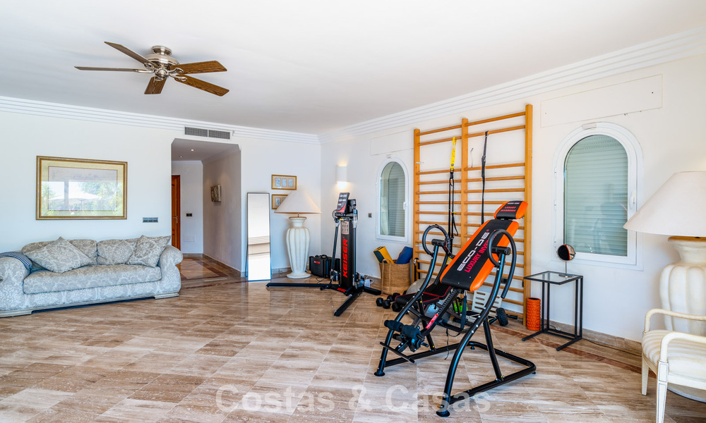 Exclusiva villa de estilo mediterráneo en venta en una amplia parcela en Marbella - Benahavís 797080