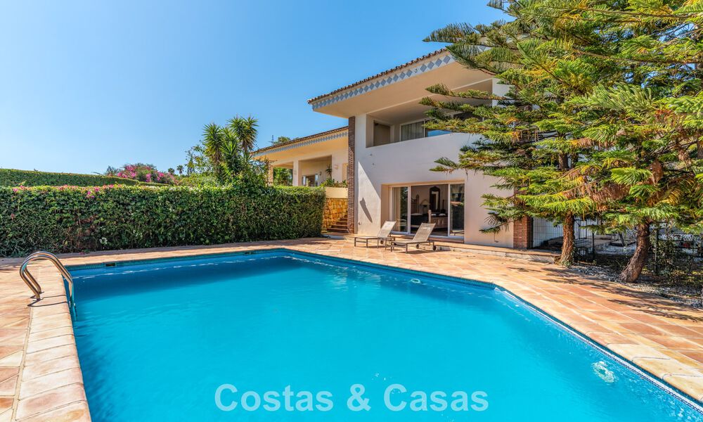 Exclusiva villa de estilo mediterráneo en venta en una amplia parcela en Marbella - Benahavís 797081