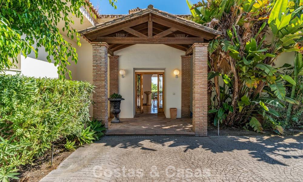 Exclusiva villa de estilo mediterráneo en venta en una amplia parcela en Marbella - Benahavís 797084