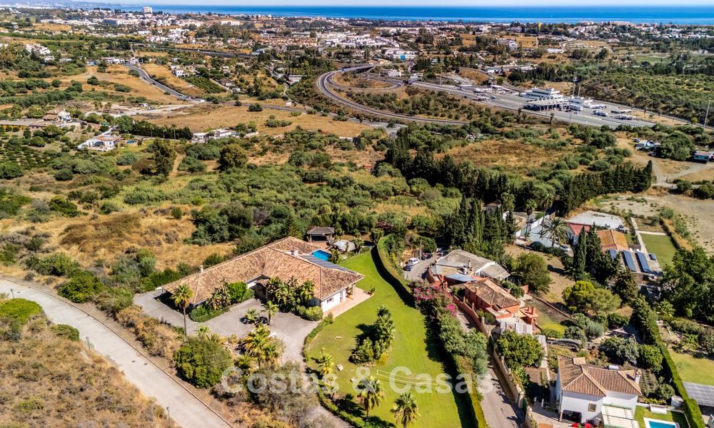 Exclusiva villa de estilo mediterráneo en venta en una amplia parcela en Marbella - Benahavís 797086