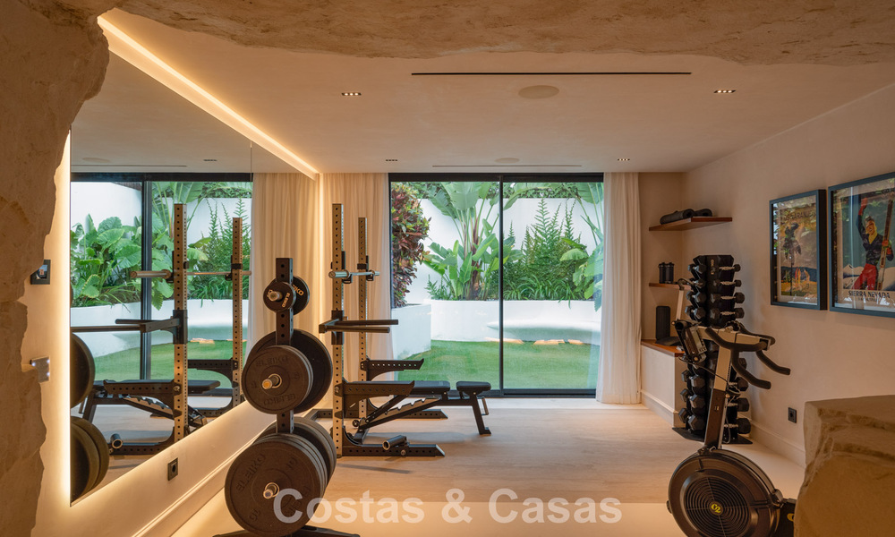 Exclusiva villa de lujo con espectacular piscina interior en venta en Nueva Andalucía, Marbella 798072