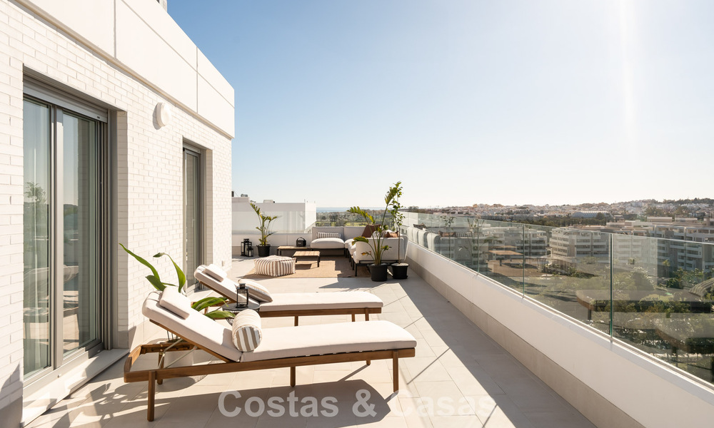 Ático moderno con terraza envolvente y vistas de 360° en venta en Nueva Andalucía, Marbella 798073