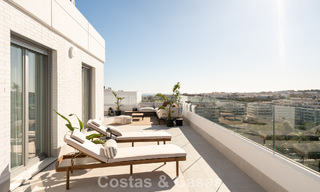Ático moderno con terraza envolvente y vistas de 360° en venta en Nueva Andalucía, Marbella 798073 