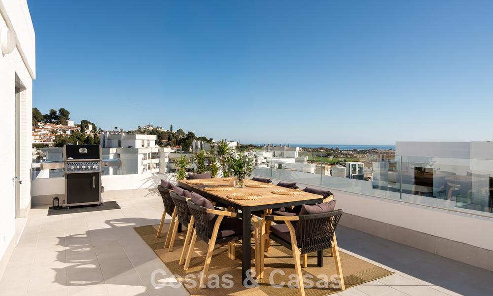 Ático moderno con terraza envolvente y vistas de 360° en venta en Nueva Andalucía, Marbella 798075