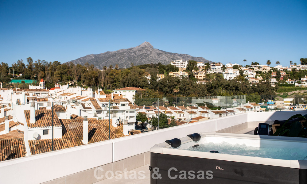 Ático moderno con terraza envolvente y vistas de 360° en venta en Nueva Andalucía, Marbella 798076