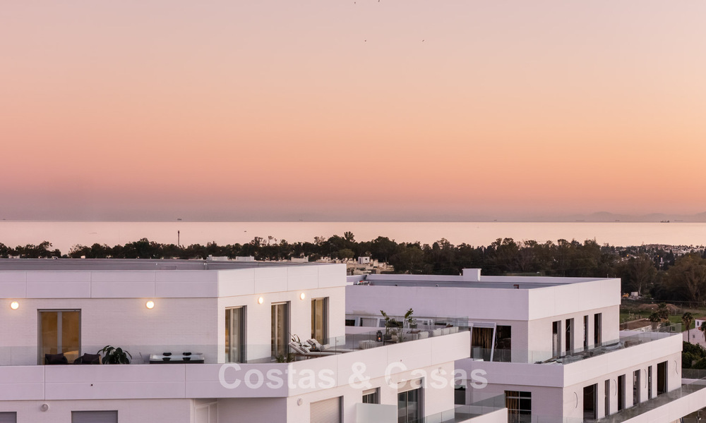 Ático moderno con terraza envolvente y vistas de 360° en venta en Nueva Andalucía, Marbella 798077