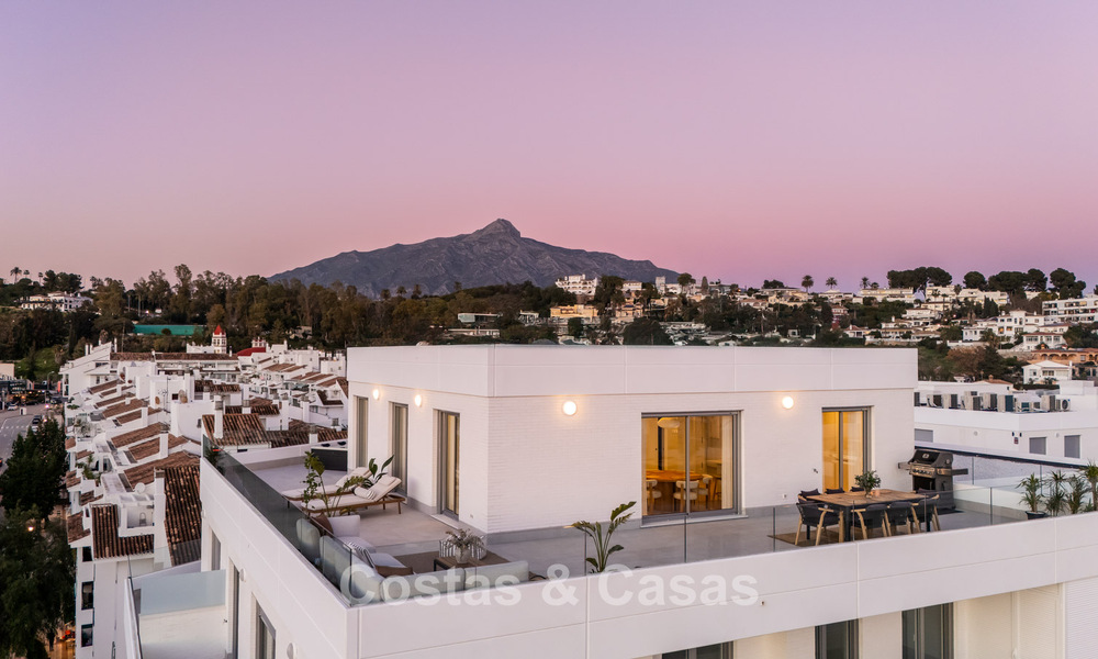 Ático moderno con terraza envolvente y vistas de 360° en venta en Nueva Andalucía, Marbella 798078