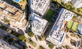 Ático moderno con terraza envolvente y vistas de 360° en venta en Nueva Andalucía, Marbella 798079 