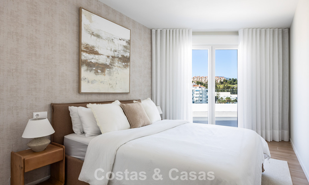 Ático moderno con terraza envolvente y vistas de 360° en venta en Nueva Andalucía, Marbella 798083