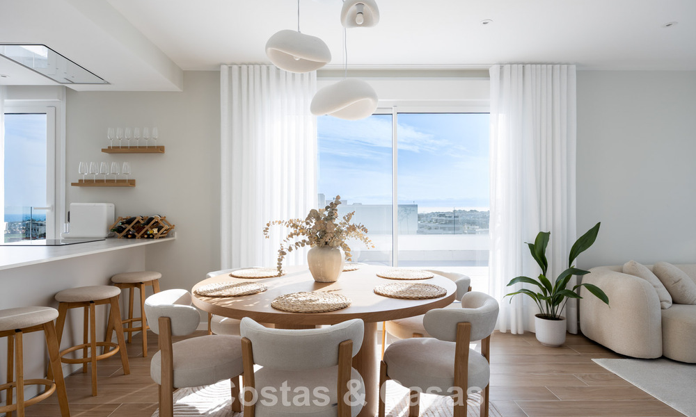 Ático moderno con terraza envolvente y vistas de 360° en venta en Nueva Andalucía, Marbella 798090