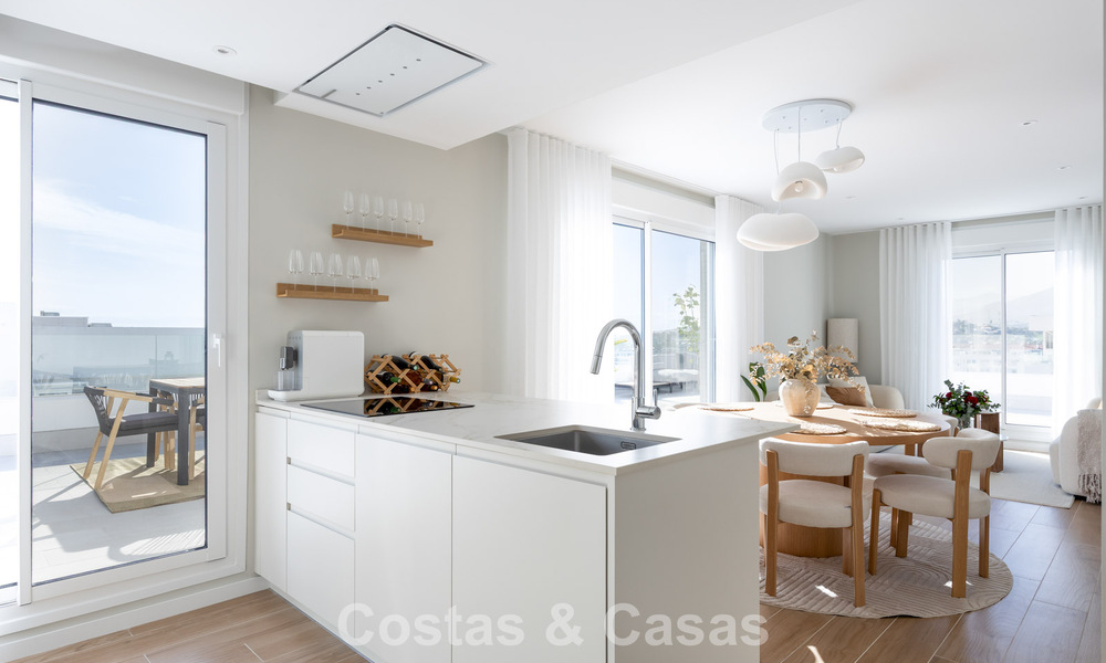 Ático moderno con terraza envolvente y vistas de 360° en venta en Nueva Andalucía, Marbella 798091