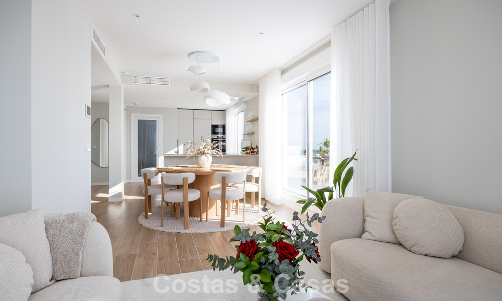 Ático moderno con terraza envolvente y vistas de 360° en venta en Nueva Andalucía, Marbella 798092