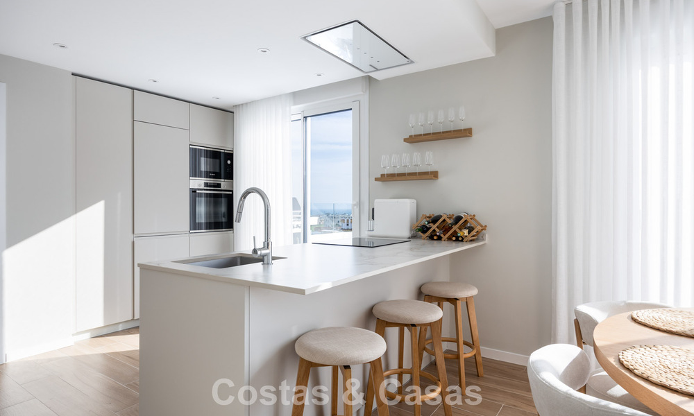 Ático moderno con terraza envolvente y vistas de 360° en venta en Nueva Andalucía, Marbella 798094