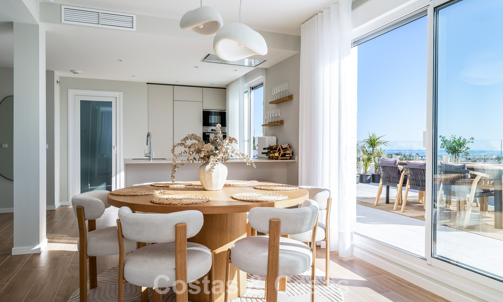 Ático moderno con terraza envolvente y vistas de 360° en venta en Nueva Andalucía, Marbella 798096