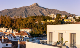 Ático moderno con terraza envolvente y vistas de 360° en venta en Nueva Andalucía, Marbella 798099 