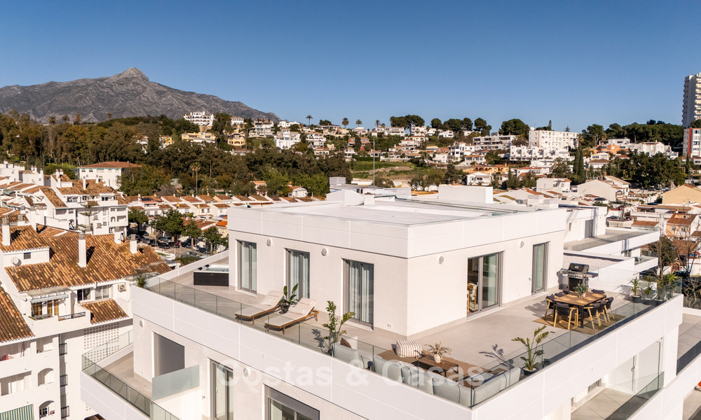 Ático moderno con terraza envolvente y vistas de 360° en venta en Nueva Andalucía, Marbella 798100