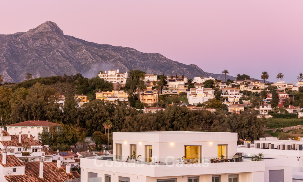 Ático moderno con terraza envolvente y vistas de 360° en venta en Nueva Andalucía, Marbella 798102
