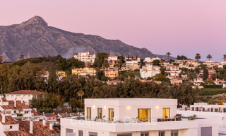 Ático moderno con terraza envolvente y vistas de 360° en venta en Nueva Andalucía, Marbella 798102 