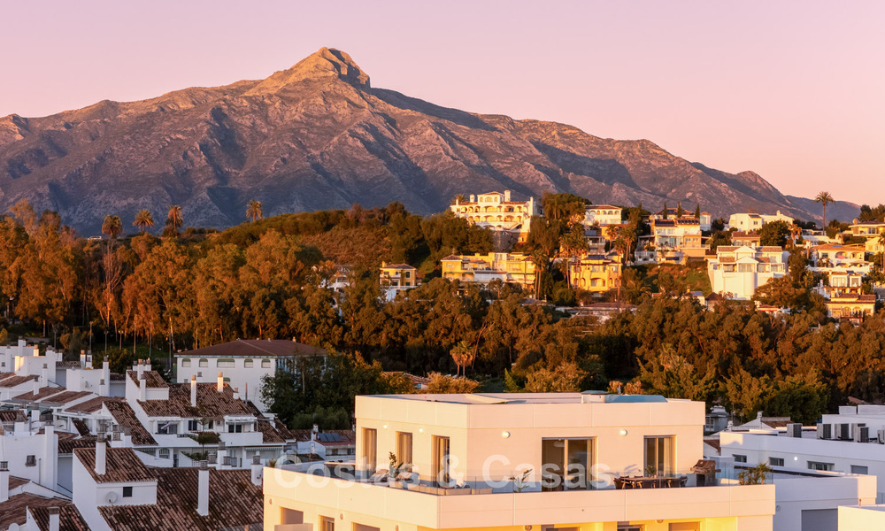 Ático moderno con terraza envolvente y vistas de 360° en venta en Nueva Andalucía, Marbella 798103