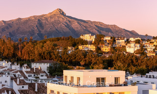 Ático moderno con terraza envolvente y vistas de 360° en venta en Nueva Andalucía, Marbella 798103 
