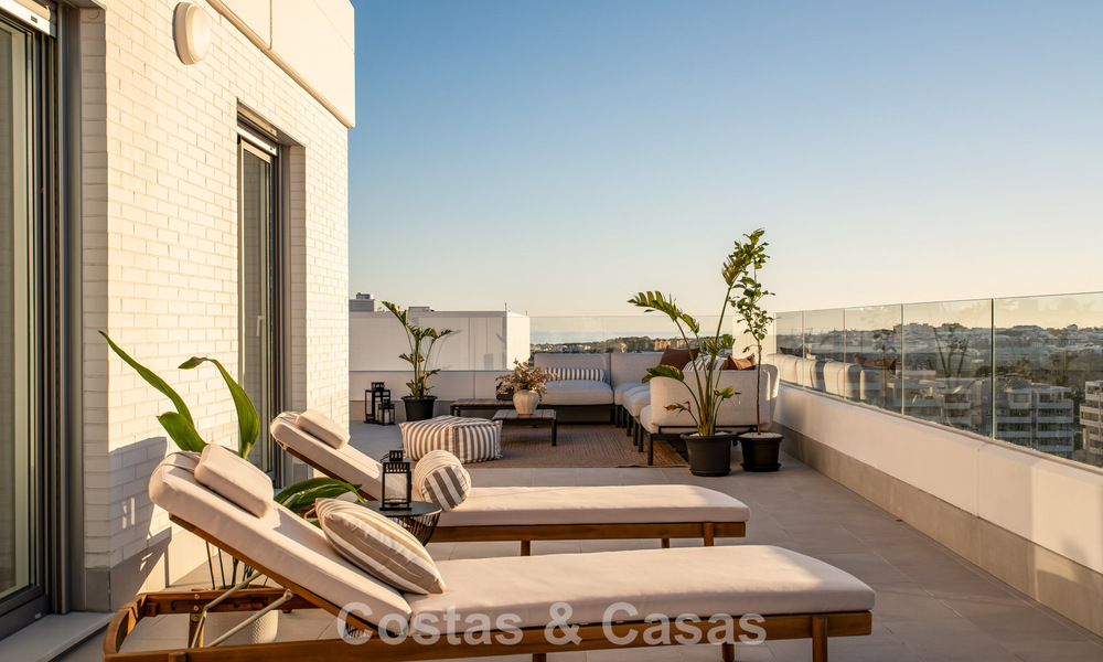 Ático moderno con terraza envolvente y vistas de 360° en venta en Nueva Andalucía, Marbella 798104