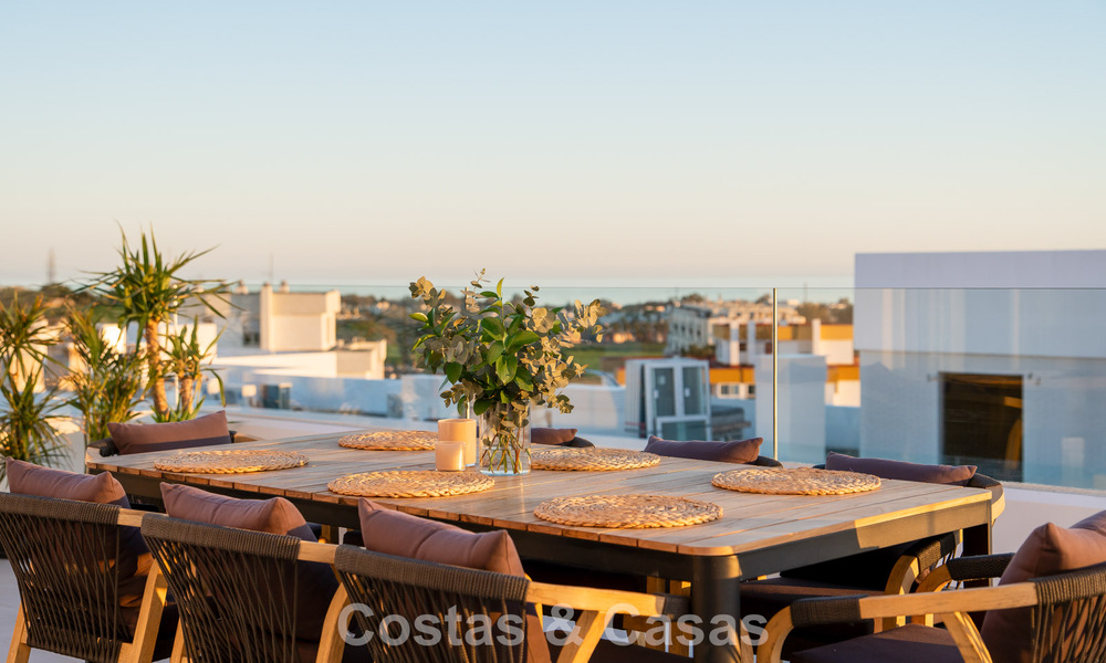 Ático moderno con terraza envolvente y vistas de 360° en venta en Nueva Andalucía, Marbella 798106
