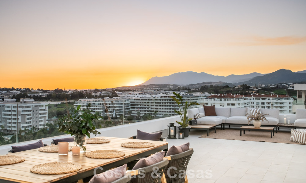 Ático moderno con terraza envolvente y vistas de 360° en venta en Nueva Andalucía, Marbella 798107