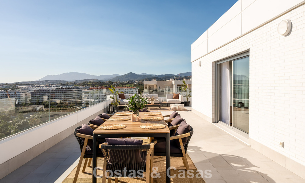 Ático moderno con terraza envolvente y vistas de 360° en venta en Nueva Andalucía, Marbella 798110