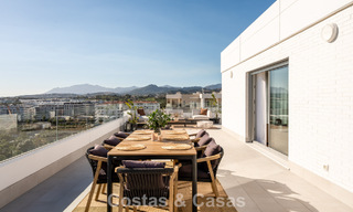 Ático moderno con terraza envolvente y vistas de 360° en venta en Nueva Andalucía, Marbella 798110 