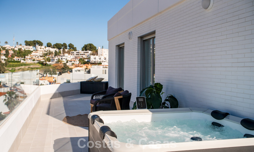 Ático moderno con terraza envolvente y vistas de 360° en venta en Nueva Andalucía, Marbella 798111