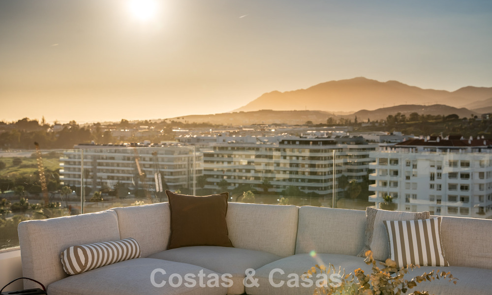 Ático moderno con terraza envolvente y vistas de 360° en venta en Nueva Andalucía, Marbella 798113