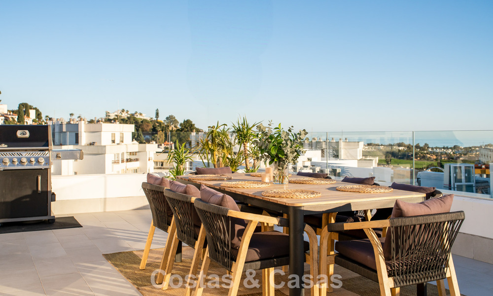 Ático moderno con terraza envolvente y vistas de 360° en venta en Nueva Andalucía, Marbella 798114