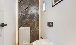 Casa adosada renovada en venta en la Milla de Oro, a poca distancia de la playa y de Puente Romano, Marbella 797300 